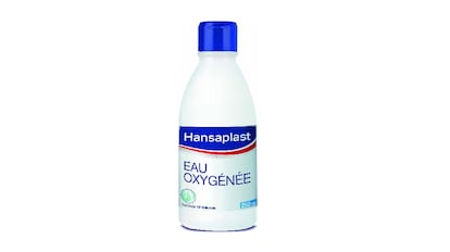 Eliminar manchas de sangre en la ropa es más sencillo con agua oxigenada. HANSAPLAST.