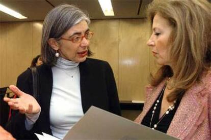 Ana Martínez de Aguilar (izda), conversa con la presidenta de la Comisión de Cultura, Clementina Díez de Valdeón.