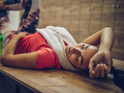 Una joven atleta descansa después de entrenar.