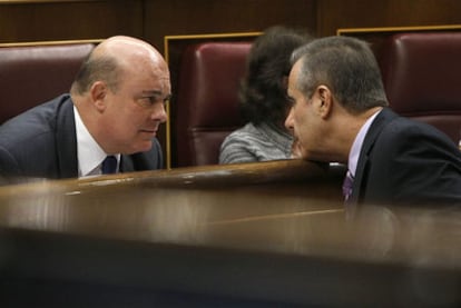 El ministro de Trabajo, Celestino Cobarcho, junto al diputado del PNV Emilio Olabarría.