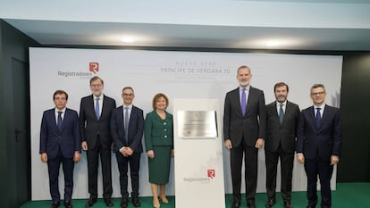 En la foto, de izq. a dcha. el alcalde de Madrid, José Luis Martínez-Almeida; el expresidente del Gobierno, Mariano Rajoy; el vicedecano de los registradores, José Miguel Tabarés; la decana de los registradores, María Emilia Adán; el rey Felipe VI; el presidente del CGPJ, Vicente Guilarte; y el ministro de la Presidencia, Justicia y Relaciones con las Cortes, Félix Bolaños.