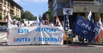 Concentración del sindicato Erne frente a la comisaría de la Ertzaintza en Zarautz.