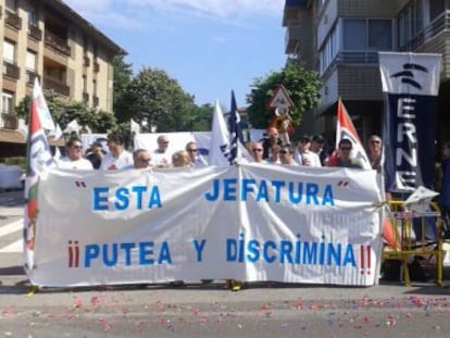 Concentración del sindicato Erne frente a la comisaría de la Ertzaintza en Zarautz. 