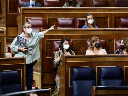 La diputada de ERC María Dantas protesta ante la presidencia tras un encontronazo con Macarena Olona (primera por la izquierda) y otras miembros de Vox, este martes en el Congreso.