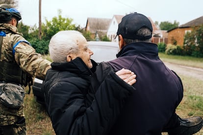 Un hombre es evacuado en brazos de su hijo en Vovchansk.