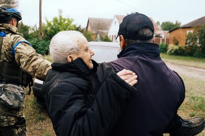 Un hombre es evacuado en brazos de su hijo en Vovchansk.