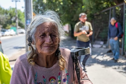 "La gente come todos los días, pero a los adultos mayores les dan dos bolsas mensuales de sopa, no alcanza para todo el mes. ¿Por qué no entregan un paquete con alimentos saludables? La gente come todos los días", se pregunta Hernán Olivi Inostrosa, el coordinador de la Junta de Vecinos de Nogales.