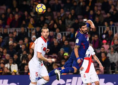 Luis Suárez salta para golpear el balón con la cabeza durante el partido que el Barcelona disputa contra el Alavés.