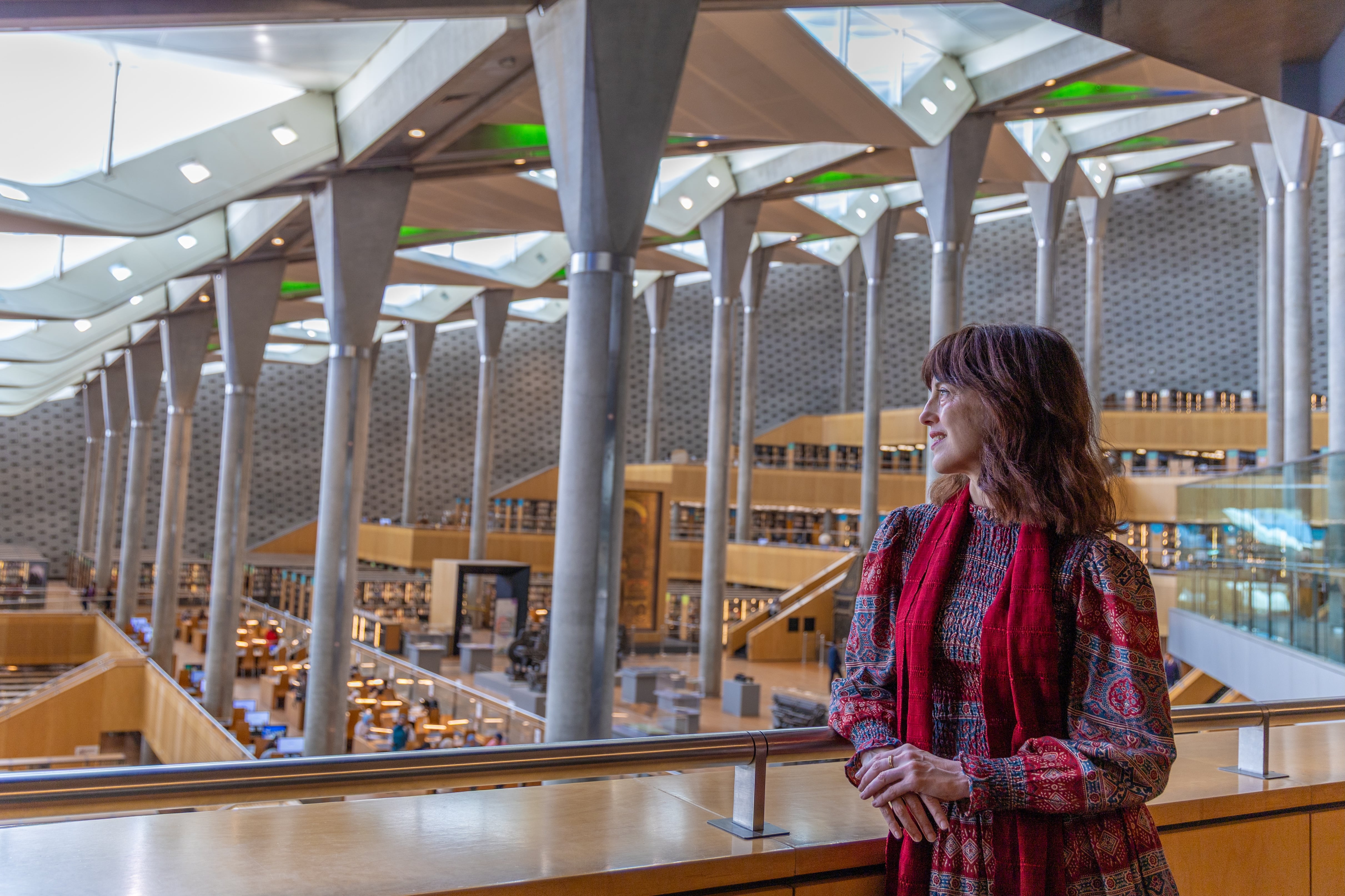 La escritora española Irene Vallejo, la semana pasada, en la Sala de Lectura de la Biblioteca de Alejandría (Egipto), con sus columnas que evocan a la antigua y legendaria biblioteca, en una foto cedida por la autora.