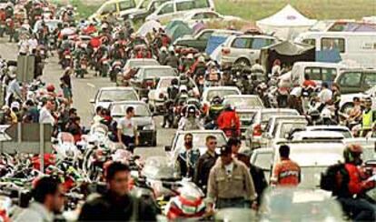 Un grupo de motoristas se dirige al circuito de Jerez.