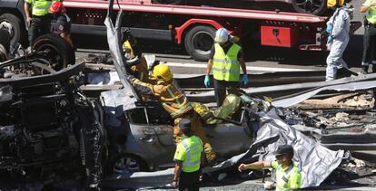 Los servicios de emergencias intervienen en un accidente en la A7, a su paso por Elche, el pasado 24 de agosto.