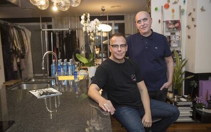 José Juan Rodríguez, izquierda, y Paco Casado, estilistas de moda, en su casa-estudio de Madrid.