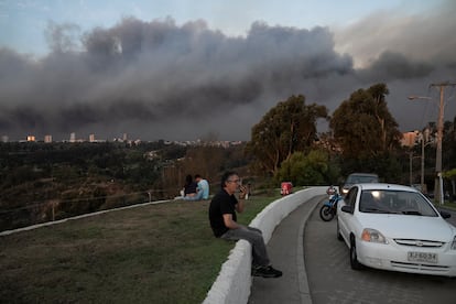 La ciudad de Viña del Mar cubierta por una nube de humo provocada por un incendio forestal en la reserva natural del lago Peñuelas.