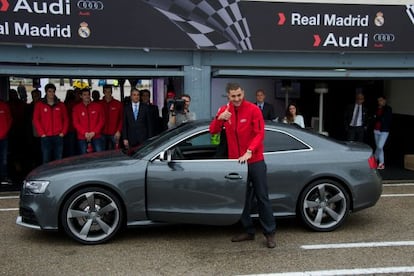 Benzema, con un coche del Madrid.