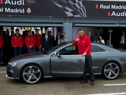 Benzema, con un coche del Madrid.