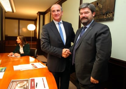 El consejero Aburto mantiene su primer encuentro con el presidente de los empresarios vascos.