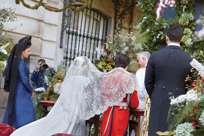 Fernando Fitz-James Stuart y Solís y Sofía Palazuelo, en un momento de la ceremonia religiosa celebrada en los jardines del palacio de Liria.