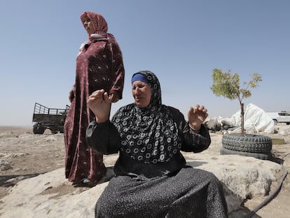 La palestina Wadja Abu Shahar (en el centro), de 60 años, cuya casa acababa de ser demolida en la aldea de Fajit (Cisjordania), el pasado miércoles.