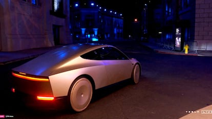 Tesla CEO and X owner Elon Musk rides in Tesla's robotaxi at an unveilling event in Los Angeles, California, U.S. October 10, 2024 in this still image taken from video. Tesla/Handout via REUTERS    THIS IMAGE HAS BEEN SUPPLIED BY A THIRD PARTY NO RESALES. NO ARCHIVES.  REFILE - QUALITY REPEAT     TPX IMAGES OF THE DAY