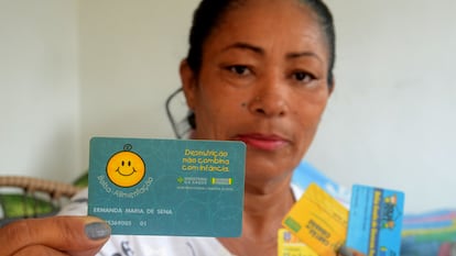 Ermanda Maria de Sena, a primeira usuária cadastrada no Bolsa Família, mostra seu cartão em janeiro de 2020 em sua casa, no interior de Alagoas.