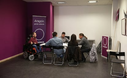 Reunión con representantes de Union de Agricultores y Ganaderos de Aragon (UAGA-COAG) en la sede de Podemos en Zaragoza. Podemos, un partido de corte marcadamente urbano, trabaja a contrarreloj para llegar a las zonas rurales de Aragón, donde se deciden dos tercios de la cámara.