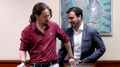 Pablo Iglesias, izquierda, y Alberto Garzón, derecha.