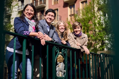 Desde la izquierda, Alberto Merizalde, estudiante del máster de economía y finanzas en la UNAV; Carla Ruiz, estudia máster de enología innovadora en la UPNA; Miren Ausín, directora del Servicio de Proyección Internacional, y Daniela Donos, estudiante de ADE bilingüe + innovación y emprendimiento en cuarto año en la UNA.