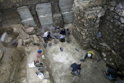 Un grupo de arqueólogos trabajan sobre lo que fue una casa de baños romana del sigo II de nuestra era