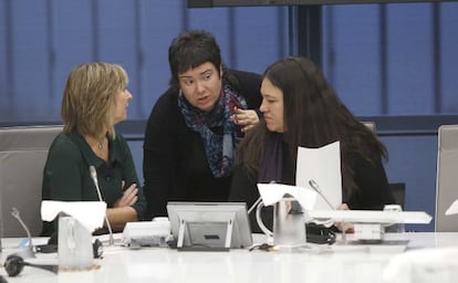 La portavoz de Bildu, Idoia Ormazabal, conversa con la presidenta de las Juntas de Gipuzkoa, Lohitzune Txarola.