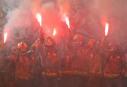 Los bomberos protestan por el "deplorable" estado de su parque móvil y centros de trabajo, la falta de agentes y exigir que los Presupuestos de la Generalitat reviertan la "precarización" del cuerpo.