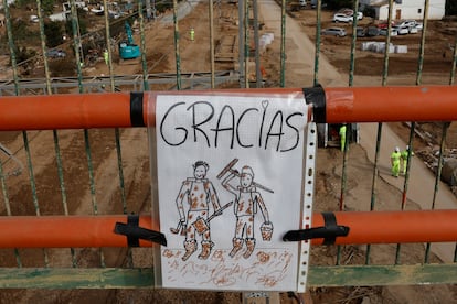 Un dibujo de agradecimiento a todos los que trabajan para la recuperación de las localidades afectadas por la dana en Sedaví (Valencia), el 8 de noviembre. 