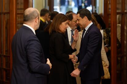 El presidente de Andalucía, Juan Manuel Moreno saluda a la presidenta del Congreso, Francina Armengol, a su llegada.