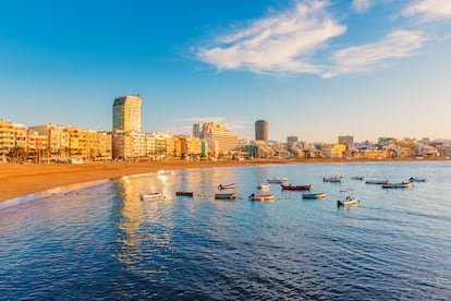 Playa de Las Canteras (Las Palmas de Gran Canaria, Gran Canaria, España). Con una extensión de tres kilómetros, este arenal urbano conforma el corazón de la ciudad. De hecho, es considerada como una de las mejores playas urbanas de toda Europa, según TripAdvisor. En el enorme paseo marítimo se pueden observar gigantescas esculturas de arena en la orilla o disfrutar de una tarde de tiendas, bares y restaurantes.