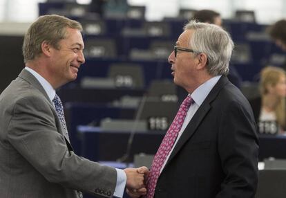 El eurodiputado del Partido de la Independencia del Reino Unido (UKIP) Nigel Farage (izquierda), saluda al presidente de la Comisión Europea, Jean-Claude Juncker este miércoles.