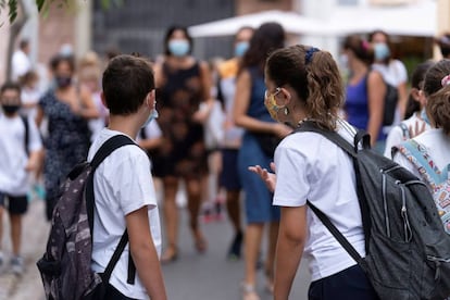 Dos niños se preparan para entrar a clase en el colegio Isabel la Católica, en Santa Cruz de Tenerife.