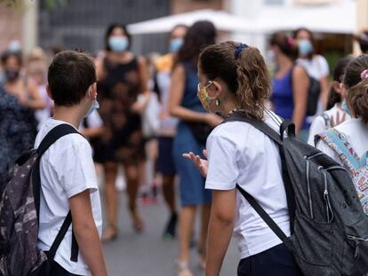 Dos niños se preparan para entrar a clase en el colegio Isabel la Católica, en Santa Cruz de Tenerife en septiembre.