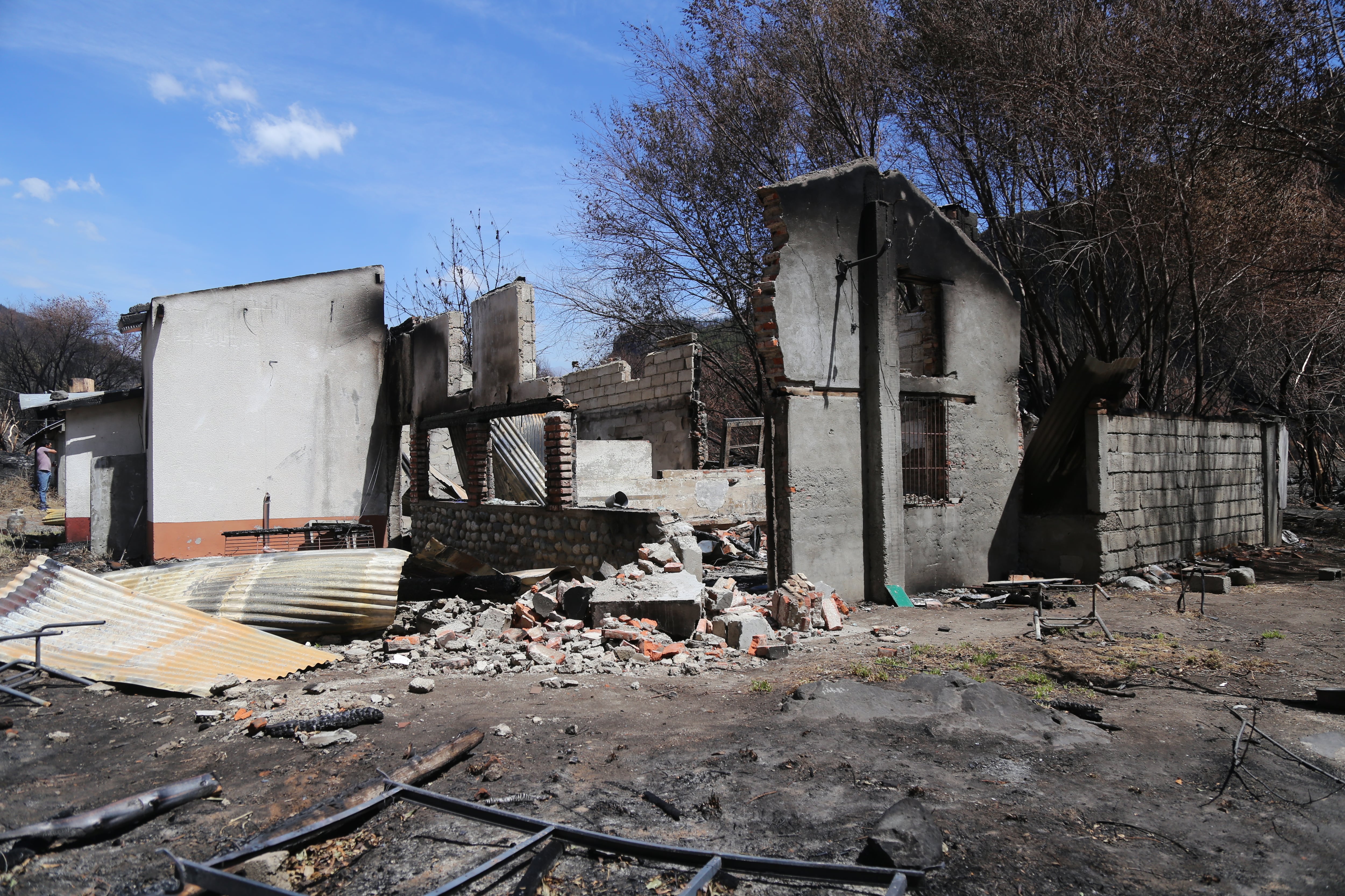 Vivienda afectada por el paso de los incendios forestales en Chubut.