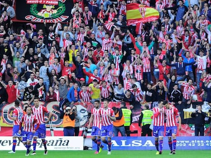 El Sporting celebra el gol de Jony. 