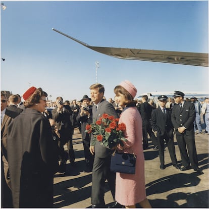 O presidente Kennedy e sua esposa Jackie, em Dallas em novembro de 1963.