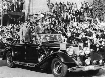 Benito Mussolini y Adolf Hitler subidos en el Mercedes 770K durante la vista del dictador italiano a Alemania en 1940.