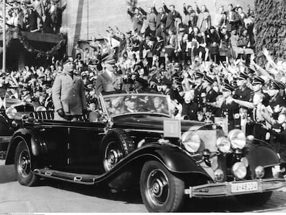 Benito Mussolini y Adolf Hitler subidos en el Mercedes 770K durante la vista del dictador italiano a Alemania en 1940.
