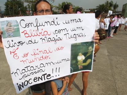 Amigos de Fabiane protestam contra o seu linchamento. / Ag&ecirc;ncia O Globo