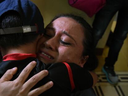 Lourdes abraza a su hijo, León, separados en la frontera de Estados Unidos, en una imagen del 7 de agosto del 2018.