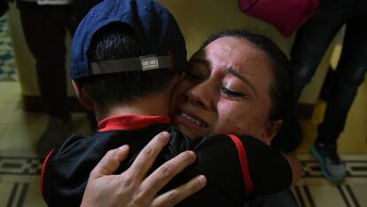 Lourdes abraza a su hijo, León, separados en la frontera de Estados Unidos, en una imagen del 7 de agosto del 2018.