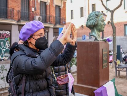 Una activista, durante la acción del Movimiento Feminista de Madrid a favor de la abolición de la prostitución, en la plaza Guardias de Corps, en Madrid este domingo.
