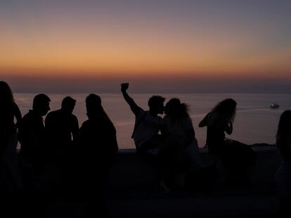 Viajeros en la isla de Santorini, en Grecia.