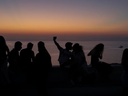 Viajeros en la isla de Santorini, en Grecia.