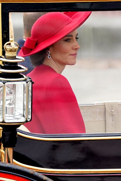 La princesa de Gales, antes Duquesa de Cambridge, llevó unos pendientes de zafiro y diamantes que pertenecieron a Diana de Gales.