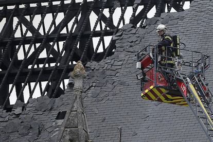 El diario Ouest-France precis&oacute; en su edici&oacute;n digital que se trata 
 de un accidente iniciado cuando unos obreros reparaban el techo de ese centro religioso. 
 