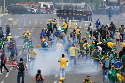 Varios manifestantes se enfrentan con la policía frente al edificio del palacio de Planalto, en Brasilia.